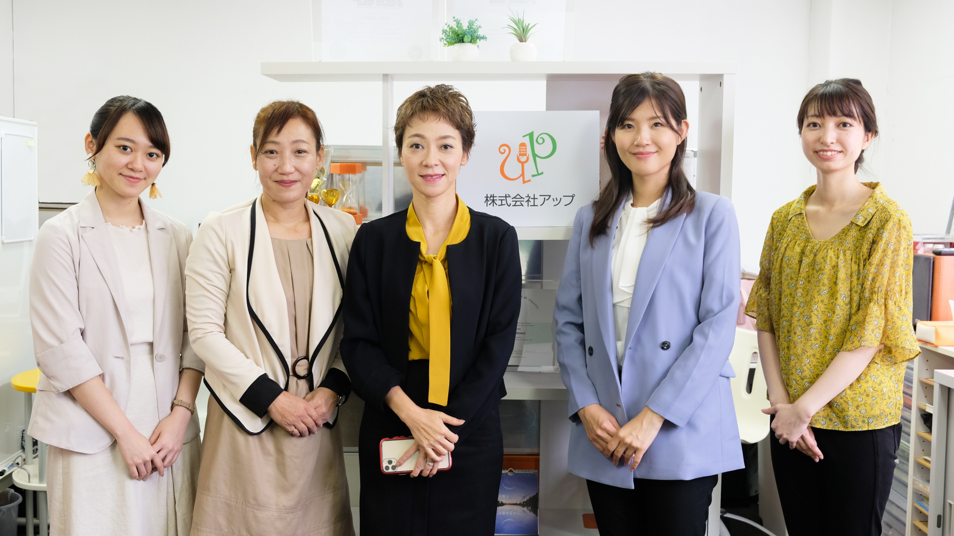株式会社up 左から:事務兼挙式チャペラー イベントMC 本多桃氏、司会兼事務 松永春美氏、代表取締役 牛尾真瑚氏、司会兼事務 杉薗充紗氏、タレント 中村絵奈氏